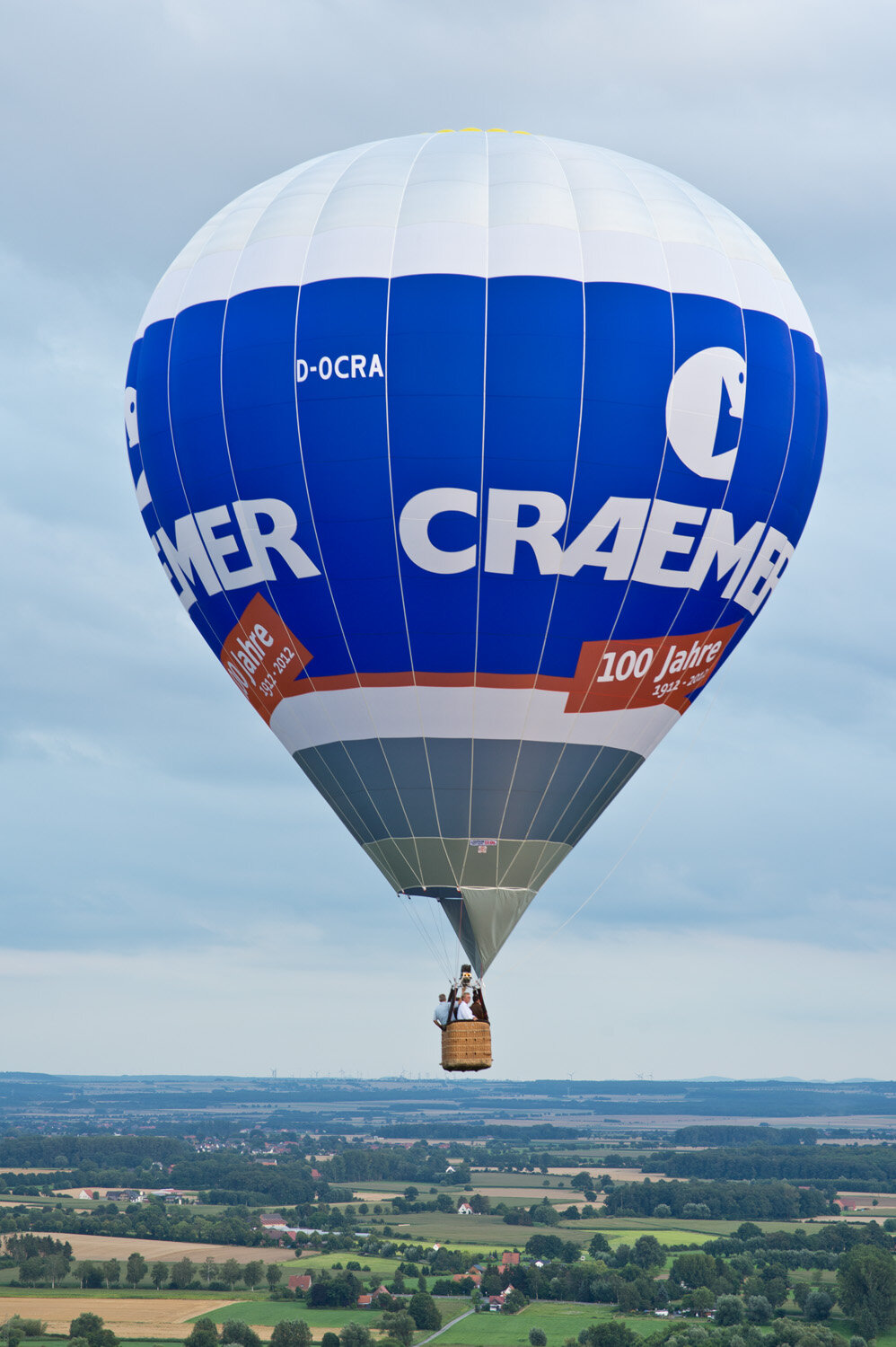 Craemer Heißluftballon über Landschaft