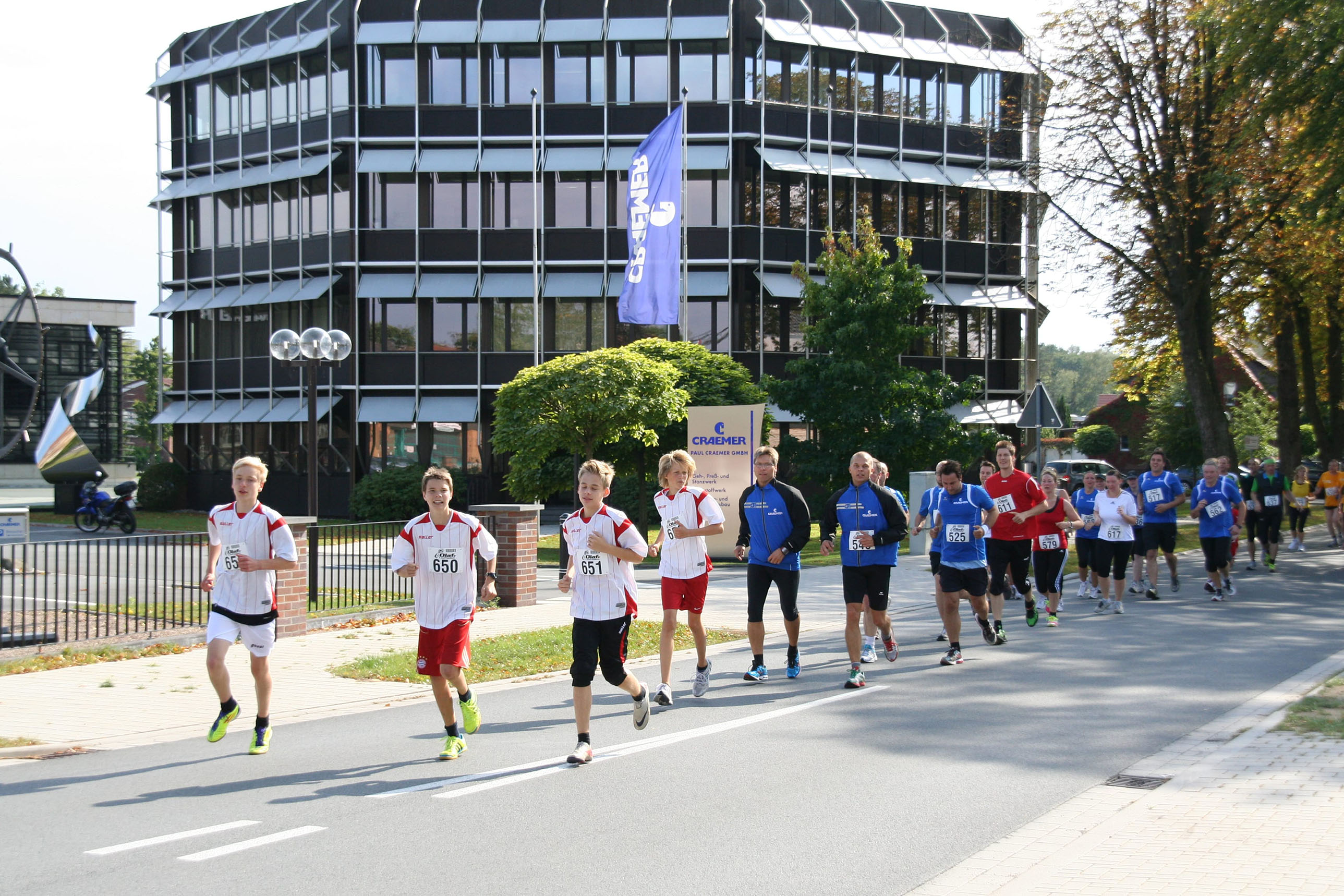Läufer vor dem Craemer Verwaltungsgebäude